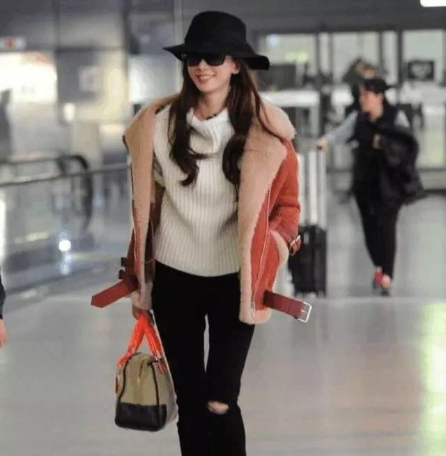 林志玲胆真大，皮裤穿成这样！网友：腿缝宽到能放下一个拳头！