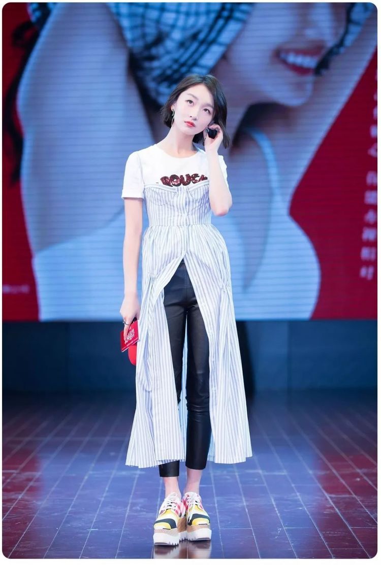 明星们的最新时尚，裙子搭裤子，你觉得好看吗？