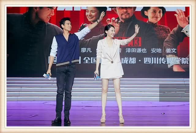 许晴太大胆了！全身上下只穿一件西装，网友：这让彭于晏情何以堪