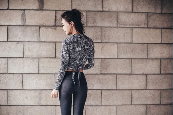 身材凹凸有致的小姐姐穿打底裤秀出大好身材，彰显女性性感的一面