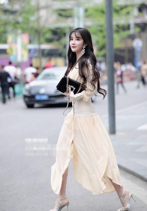 『情怀』街拍:小姐姐一件v领的连衣裙,有着少女清新般的情怀