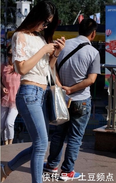  【牛仔裤】街拍：普通的白上衣牛仔裤，不同的女性穿出不同的风格