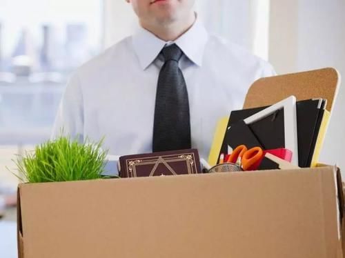  「公务员」辞退一个公务员和招一个公务员哪个更难？“铁饭碗”