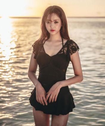 蕾丝镂空泳衣美女，展示美女的S型身材曲线，撑起100分女人时尚