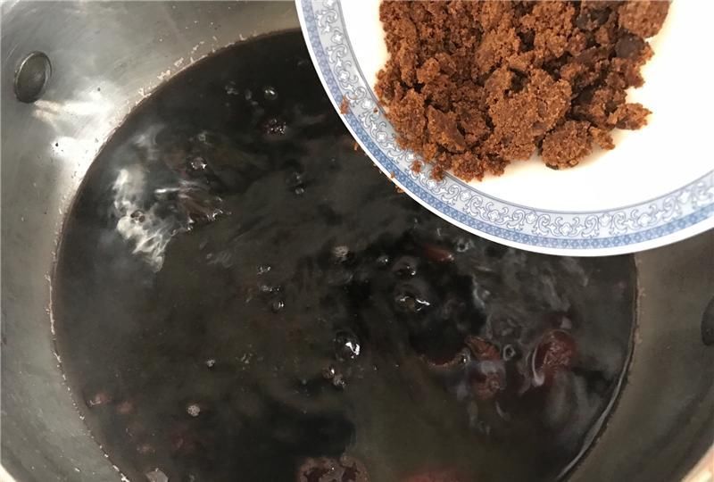  『桑葚黑豆红』白发最怕这水果，5块钱煮1大锅，每天吃点，头发乌黑，白发变少了