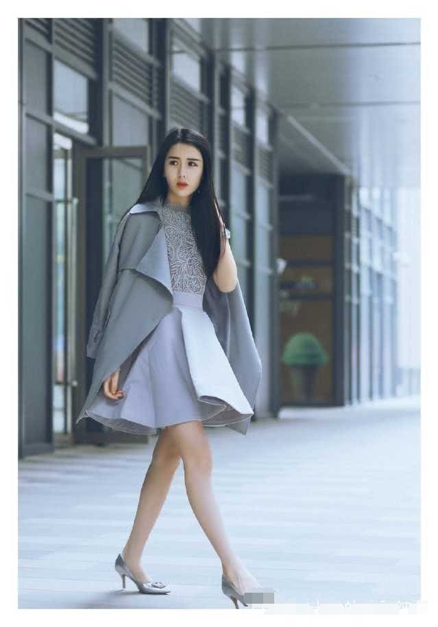 街拍：高挑苗条动人的小姐姐，外表上优雅中凸显干练气质！