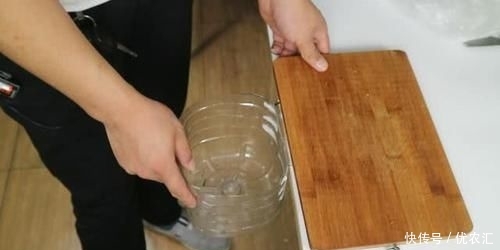 砧板:厨房油桶别扔,简单剪几刀,压砧板边,谁见了都夸