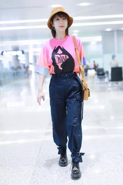  搭配@时尚单品渔夫帽，戴上它不仅能遮阳，还能给造型时尚感加分