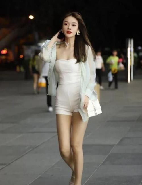  『迷人』美女时尚街拍：香草美人的美女，一件花色上衣配黑色短裙，青春靓丽迷人