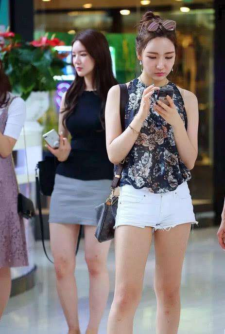 街拍美女：小姐姐优雅甜美的气质，潮流时尚的穿搭让人羡慕