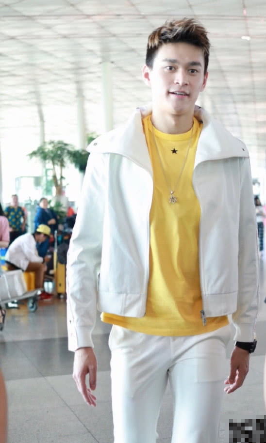 孙杨身材绝了！简单的基本款竟穿出时髦感，网友：不愧是世界冠军