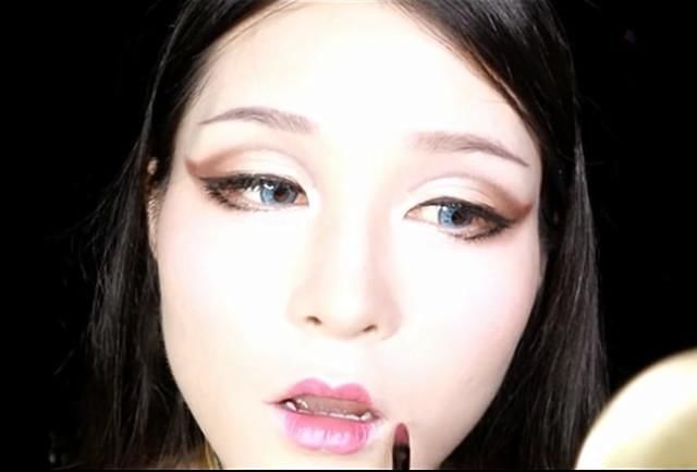 32岁老大妈仿妆《王者荣耀》杨玉环,画上眉毛后,真是够娇羞!