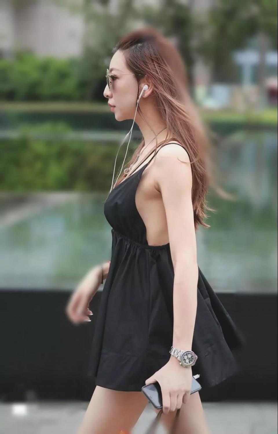 街拍美女：打扮时尚的性感美女，各种角度都很养眼