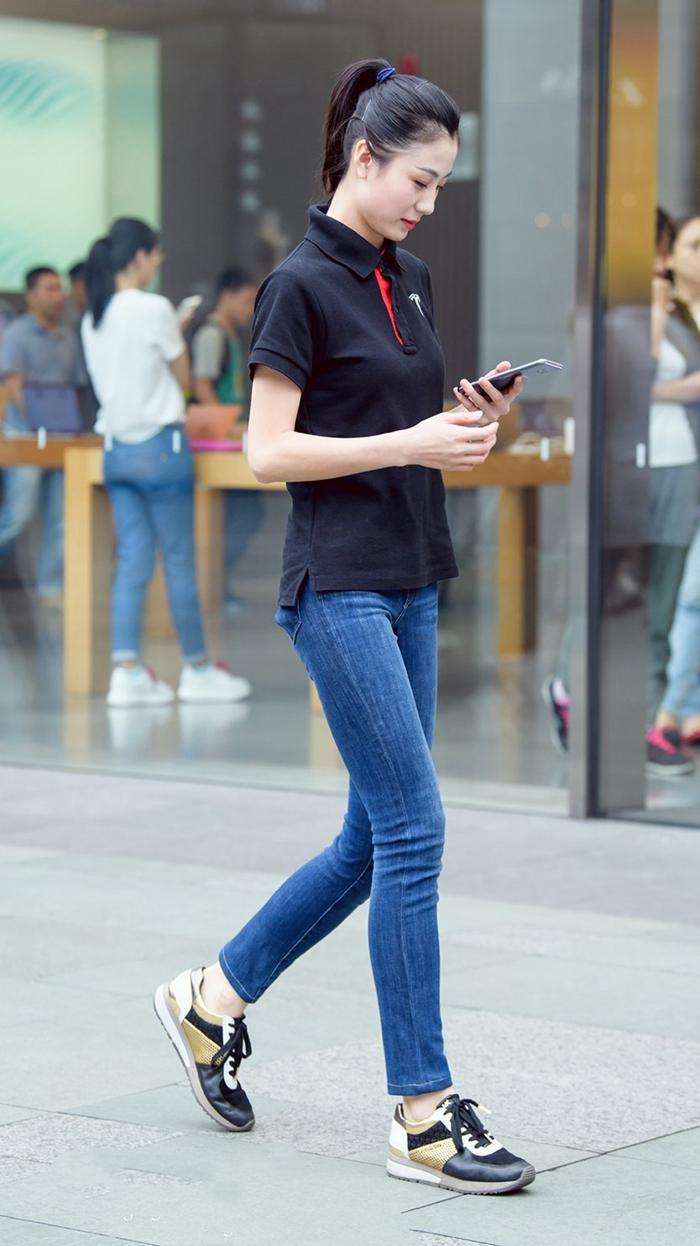 街拍：高颜值的女生, 这样来穿牛仔裤, 显得特别干净有气质
