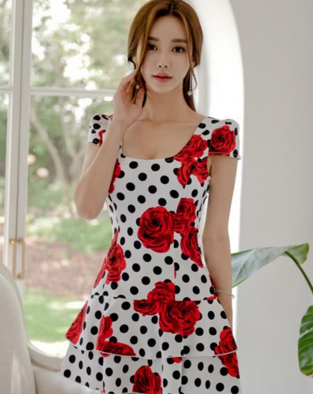 孙允珠，红玫瑰黑点性感连衣裙，网友：我最喜欢她的小蛮腰！