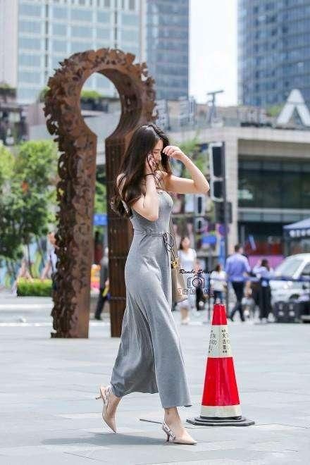 微卷长发的美女加上凹凸有致的身材，非常的有韵味，身材也是完美