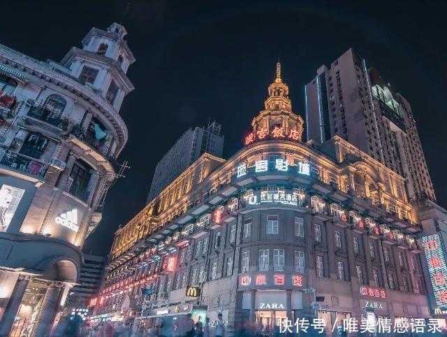 我国这两个城市太有争议，同是中心城市，一个被黑一个被吹