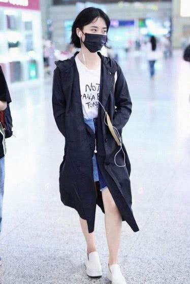 159鞠婧祎和160沈月同穿T恤短裤，看起来不止差1cm