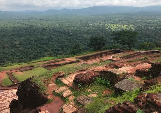 世界第八大奇迹，建在200米的高空之上，顶部是空中宫殿