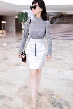 赵雅芝牛掰！居然穿这么大胆的短裙走机场？白娘子的好感全败光了