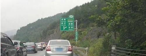 为什么高速上有司机不离开超车道, 却不停打转向灯, 网友: 老司机