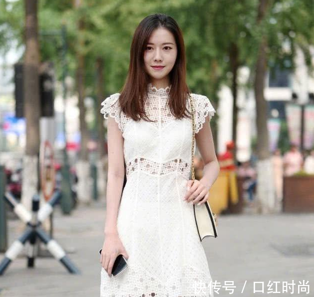 街拍：气质出众清秀俊美的小姐姐，搭配娇艳如花靓女风采身姿迷人