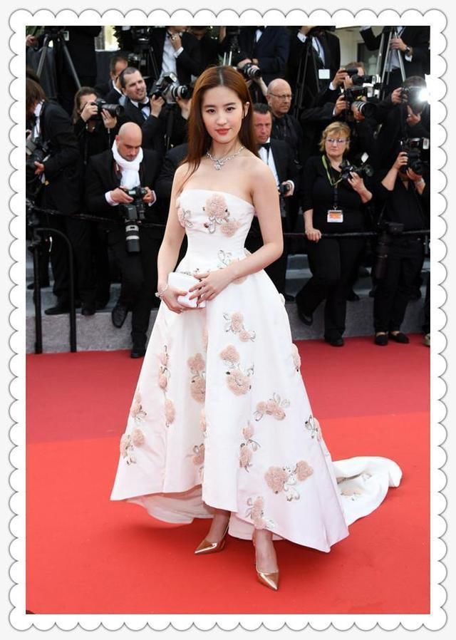 刘亦菲瘦了不止20斤！尖下巴都出来，网友：仙女脸再次征服时尚圈