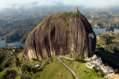 最“陡峭”的房屋，建在200米的巨石上，回次家要爬半天