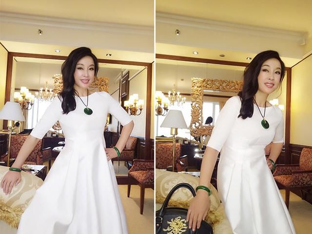 63岁刘晓庆穿挖肩印花裙风采不减当年，网友纷纷跪求冻龄秘籍