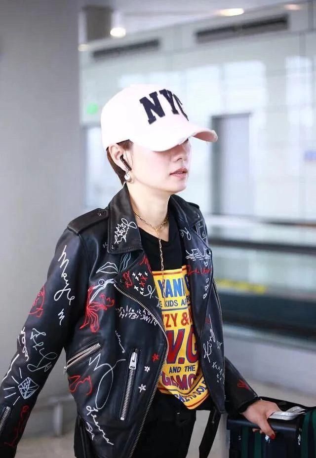  『女性』马伊琍够个性！一身潮牌走机场，这细针腿绝了，43岁差点认不出
