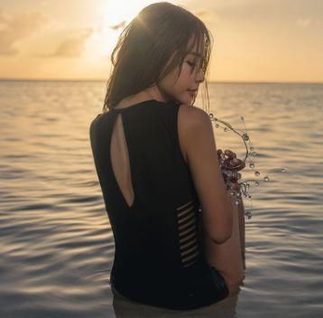 蕾丝镂空泳衣美女，展示美女的S型身材曲线，撑起100分女人时尚