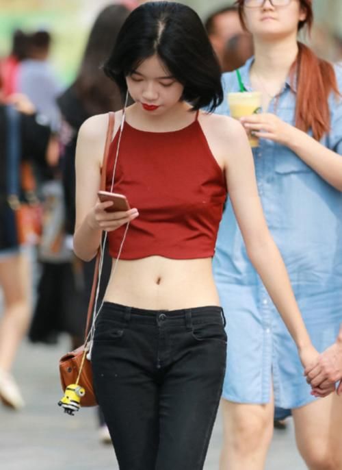  紧身■“大棒槌”的紧身牛仔裤，最风光的兜兜女神，网友：爱了！