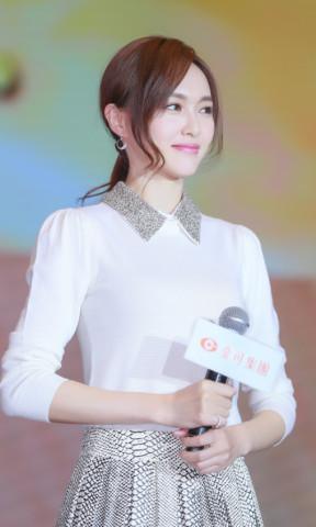 唐嫣豁出去了！穿着一双镶满钉子的“铁鞋”，走路抬得动脚？