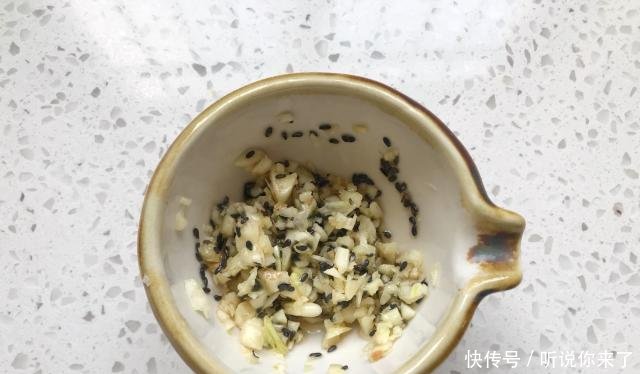  『蒸好的茼』蒸茼蒿时多做1步，根根分明，清香开胃，爽脆又好吃，1人能吃1盘！
