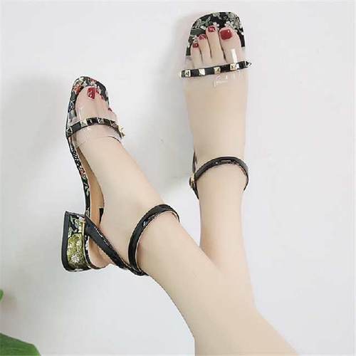 白嫩美足别藏着，夏季结束前，穿一穿透肉水晶鞋，玉足白皙忒迷人