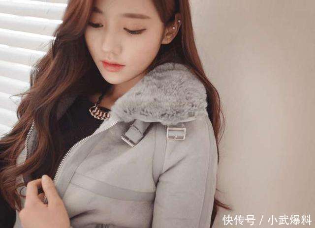 灰色修身裙黑丝袜高筒靴, 性感撩人搭配, 展现女性妙曼身姿