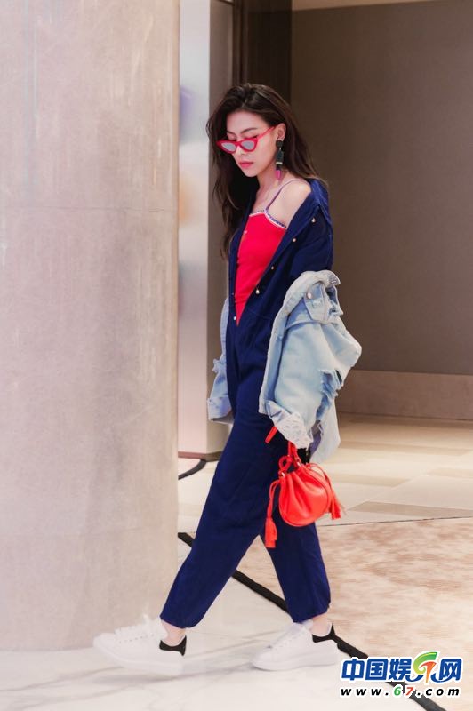 音乐人蔡诗芸DizzyDizzo撞色时尚组图曝光 西班牙风情万种