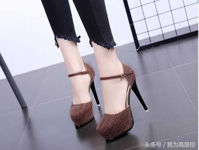 内置防水台与一字扣搭配的性感高跟鞋，即高挑又性感
