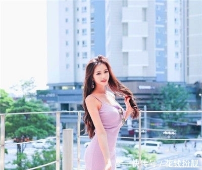「 身穿」秀出纤细长腿,媚而不俗,街拍:小美女身穿白色吊带配短裤