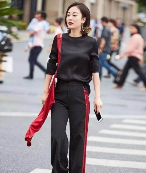  白鞋■街拍：小姐姐一身黑色的套装用红色来点缀，搭配小白鞋，非常时尚