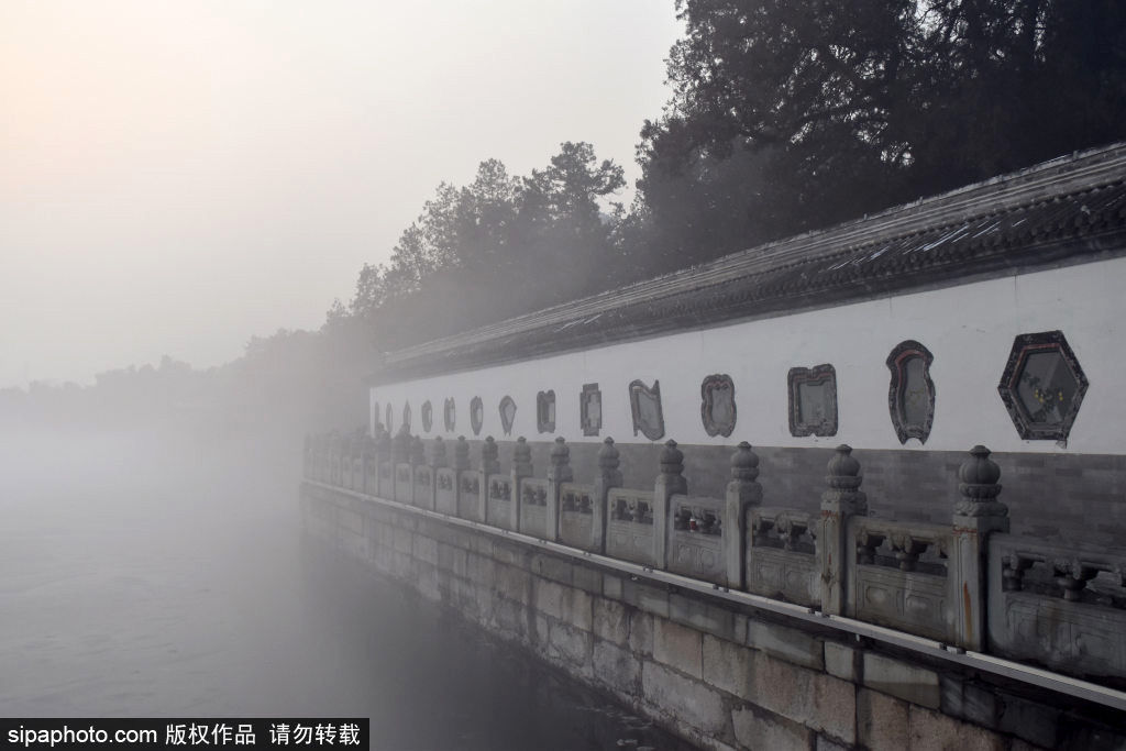 北京颐和园景区雪后惊现平流雾奇观 云雾飘渺宛如仙境