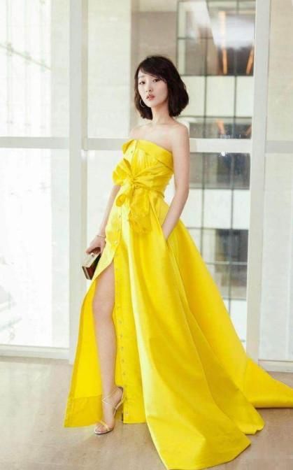 周冬雨穿裙子还要带“腿袖”？丑出新高度，网友：也是没谁了！