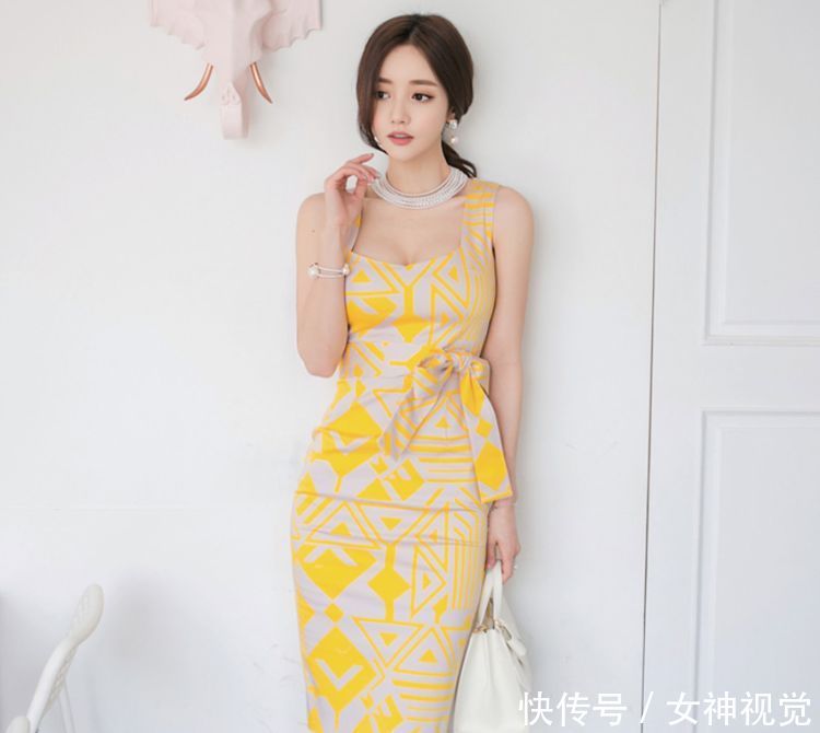 紧身包臀裙:精致甜美的年轻女孩,减龄有活力,很招人喜欢!