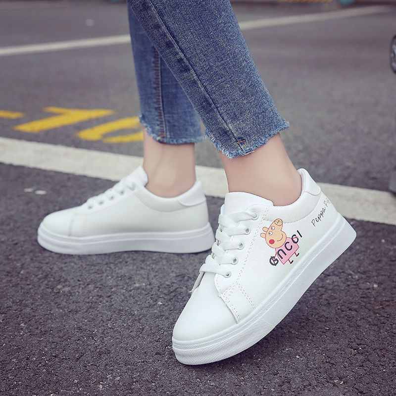 别再傻傻穿磨脚的高跟鞋了，女神都在穿运动鞋，舒适柔软逛街必备