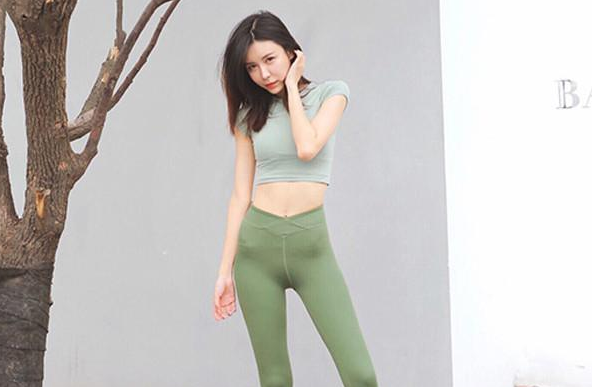 街拍：身材好的小姐姐穿什么都好看，打底裤秀出女人独特韵味！