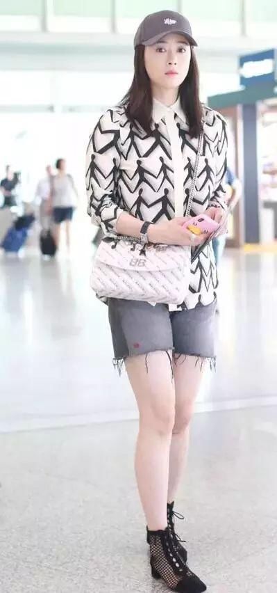 同是机场私服装，唐嫣宋茜长裤像拖地，韩雪佟丽娅短裙似走红毯