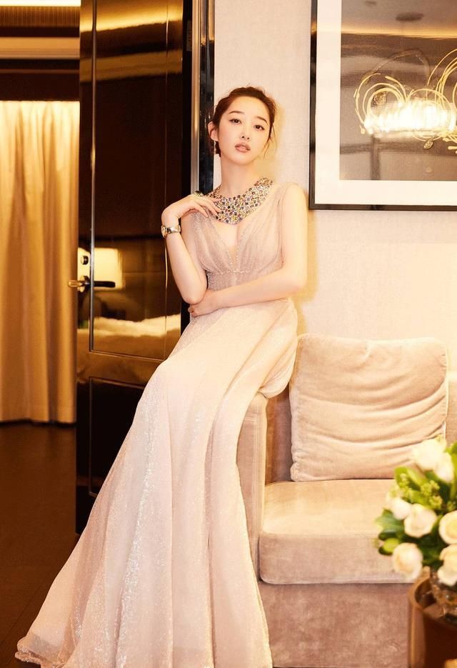 蒋梦婕穿深V连衣裙秀事业线，网友：秀再多也火不起来！