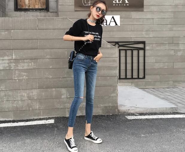 温婉柔美的牛仔裤美女，展现窈窕身姿，更有浪漫活力