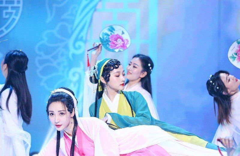  看点：新一期《王牌对王牌》看点多多，关晓彤cos小青造型美丽动人