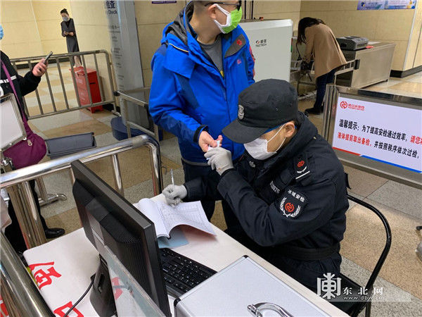 「地铁」哈尔滨地铁乘车秩序井然(组图)